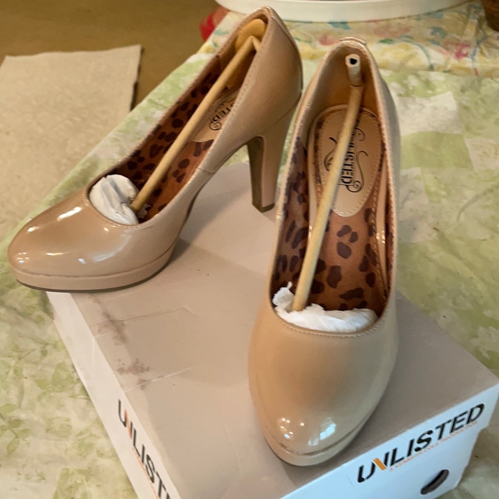 Unlisted heeled pumps.